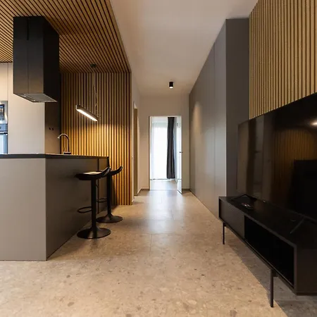 Royalton Azoria *